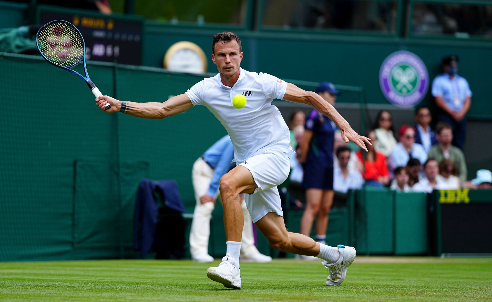 Fucsovics plays a slice at Wimbledon