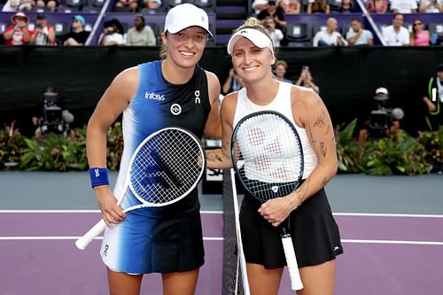 Iga Swiatek (L) and Marketa Vondrousova (R)