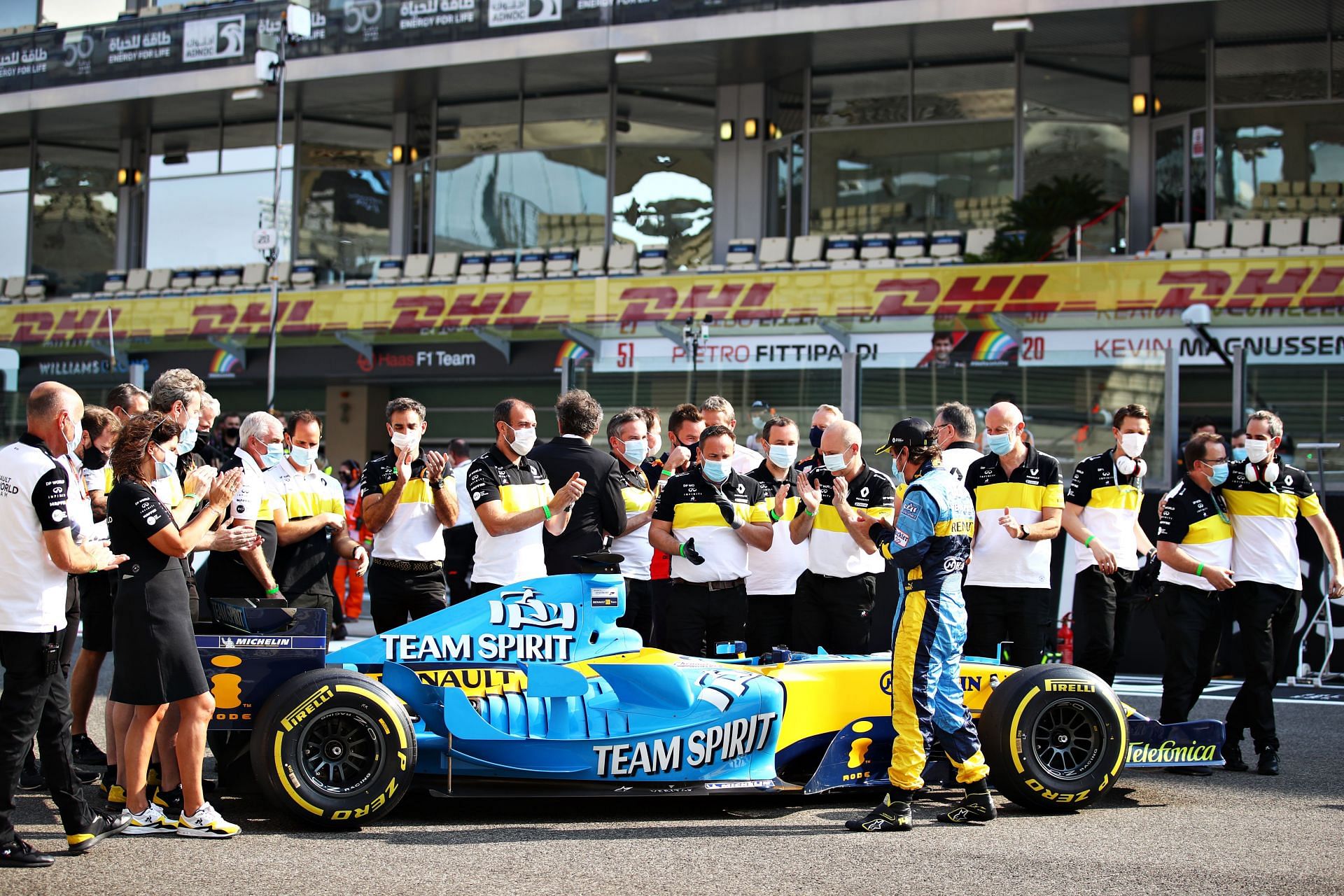 Fernando Alonso with his title-winning team at the Abu Dhabi Grand Prix in 2005