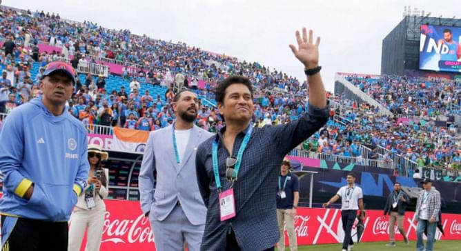 [Picture] Sachin Tendulkar, Yuvraj Singh, and Rahul Dravid clicked together during IND vs PAK T20 World Cup showdown in New York