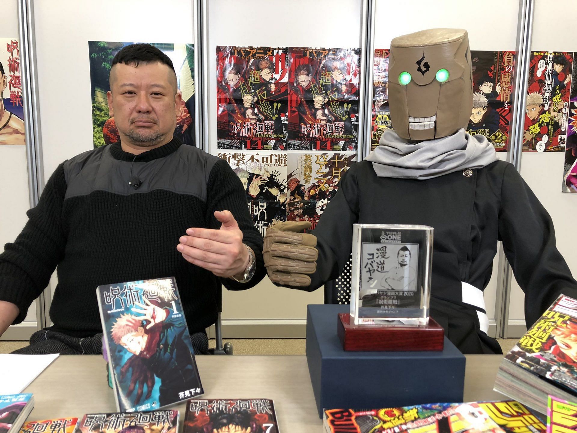 Gege Akutami dressed as Mechamaru in interview (Image via Mando Kobayashi program)