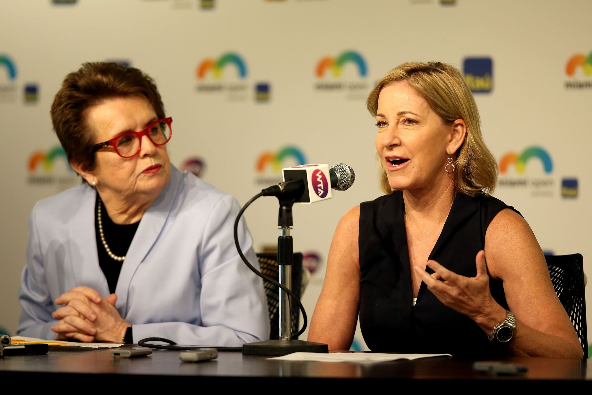 Billie Jean King (L) and Chris Evert