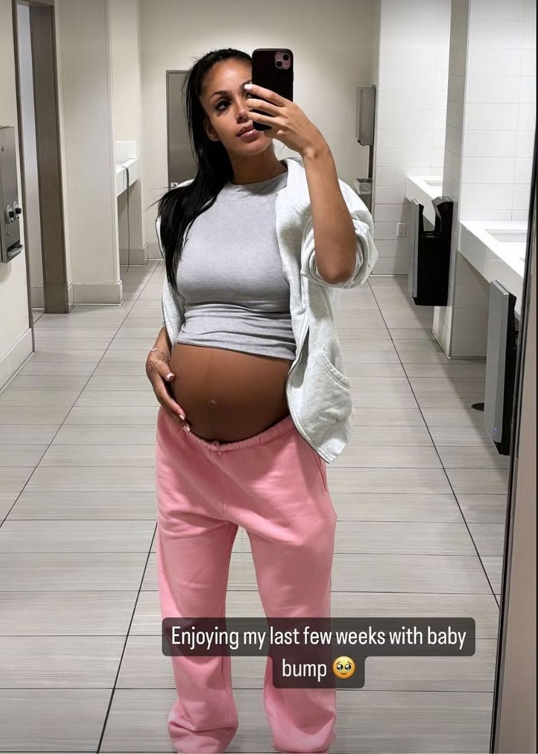 Audrey Allison flaunts her baby bump