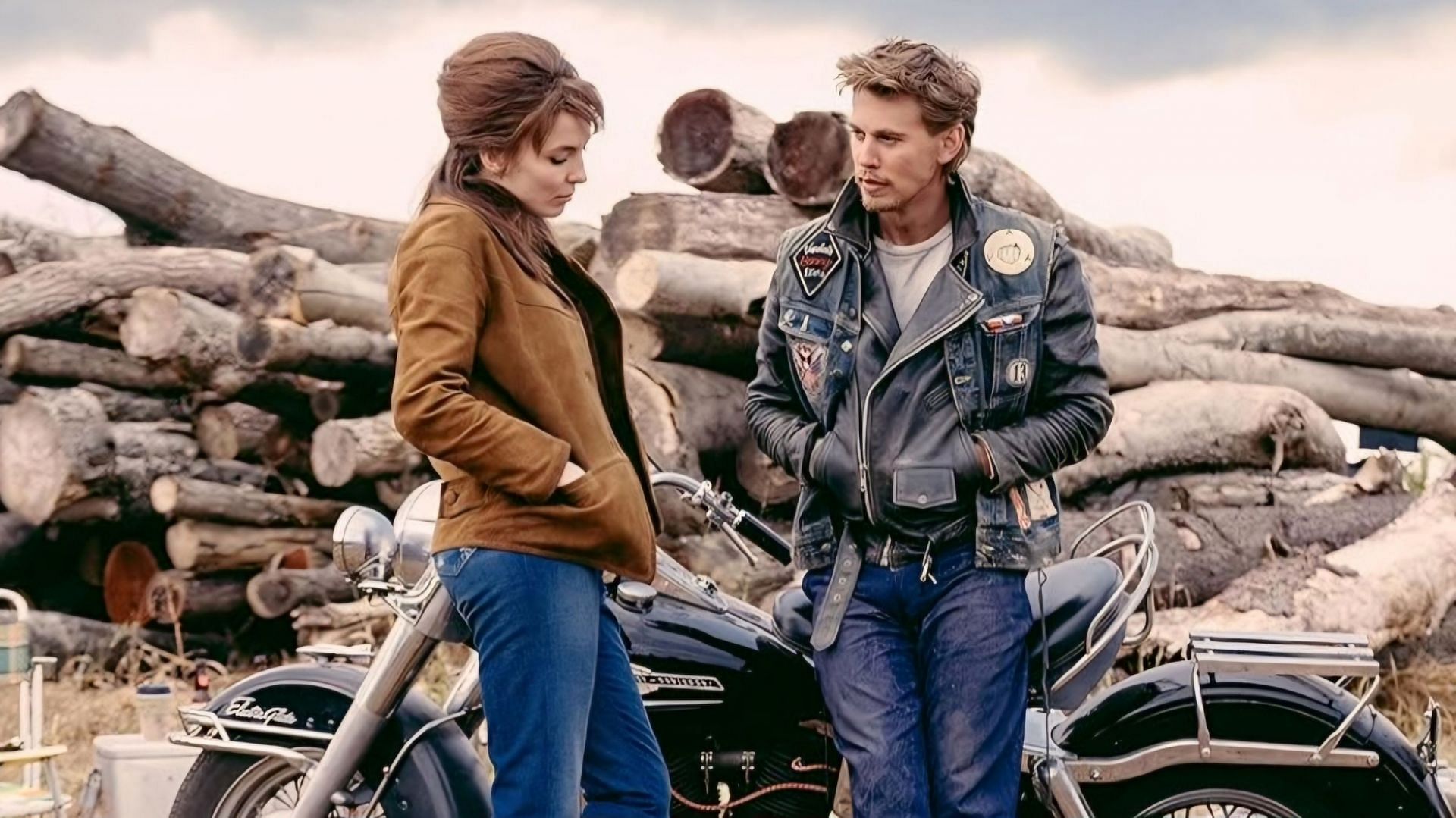 A still from the film The Bikeriders featuring Benny and Kathy (Image via Focus Features)