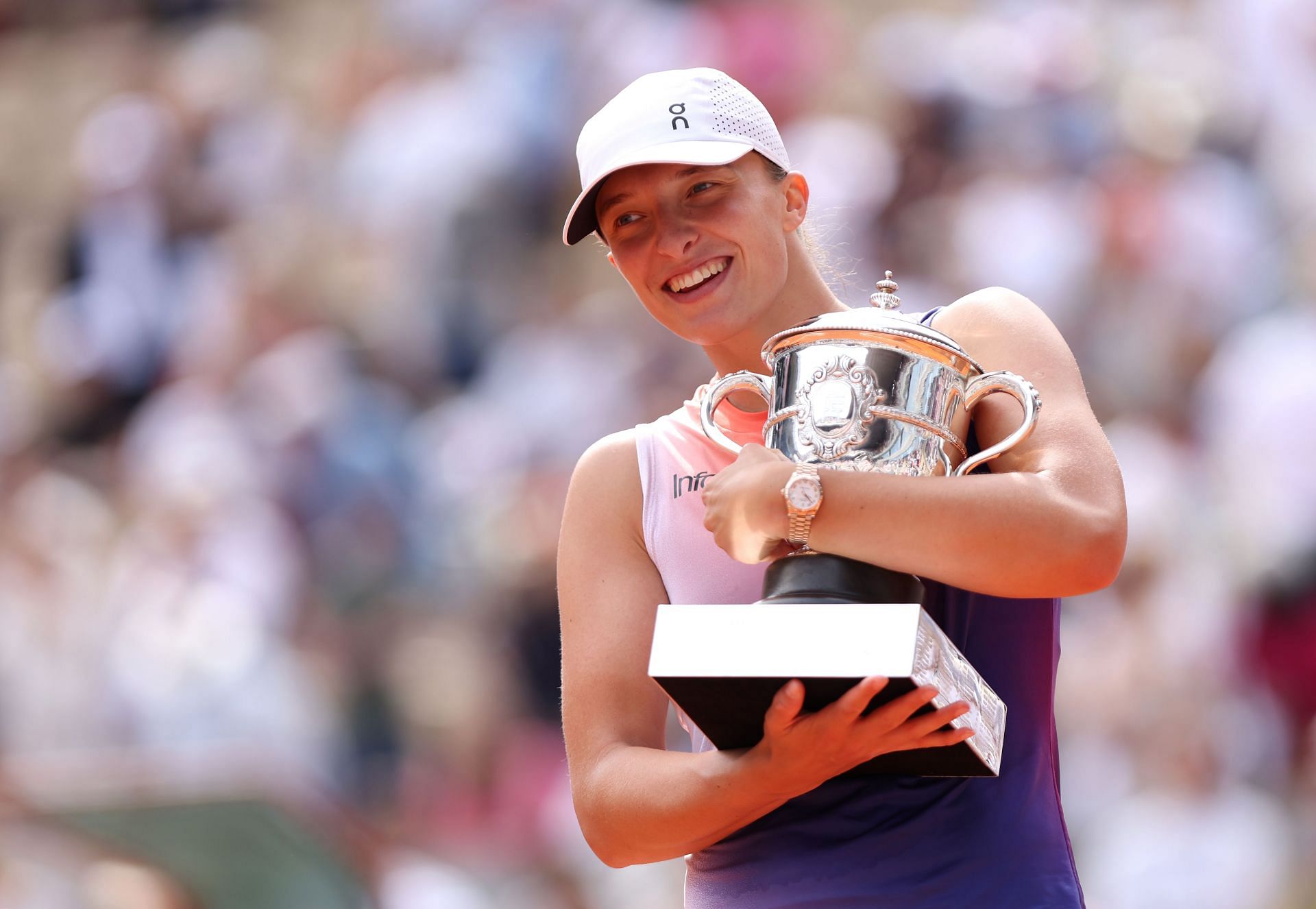 Iga Swiatek with the 2024 French Open trophy.