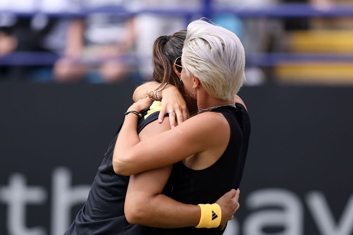 WATCH: Daria Kasatkina rushes toward girlfriend Natalia Zabiiako