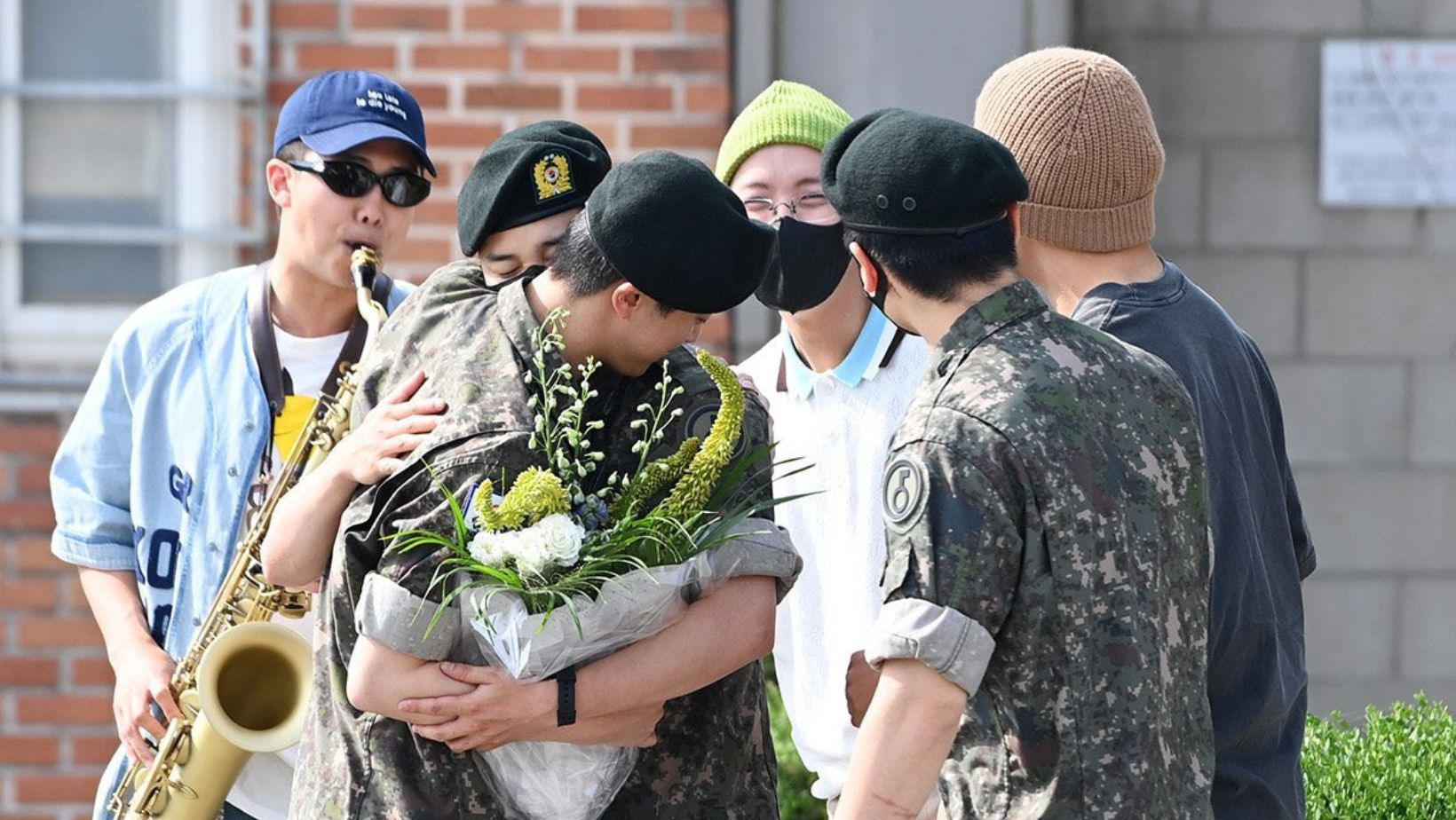 Fans laud watching Jimin tightly hug Jin post his military discharge. (Images via Dispatch YouTube Livestream)