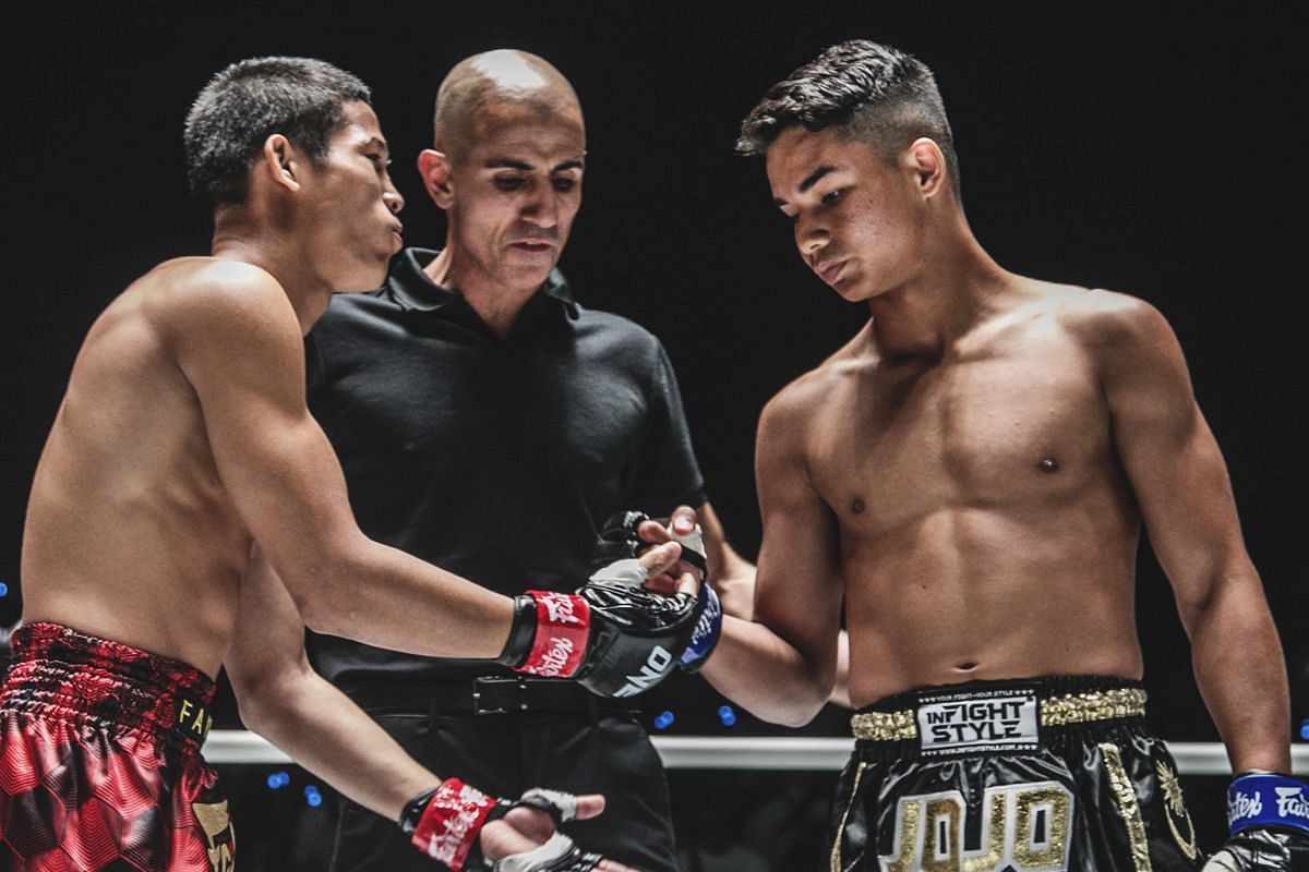 WATCH: Teenage phenom Johan Ghazali flatlines Padetsuk Fairtex following fake glove touch -- Photo by ONE Championship