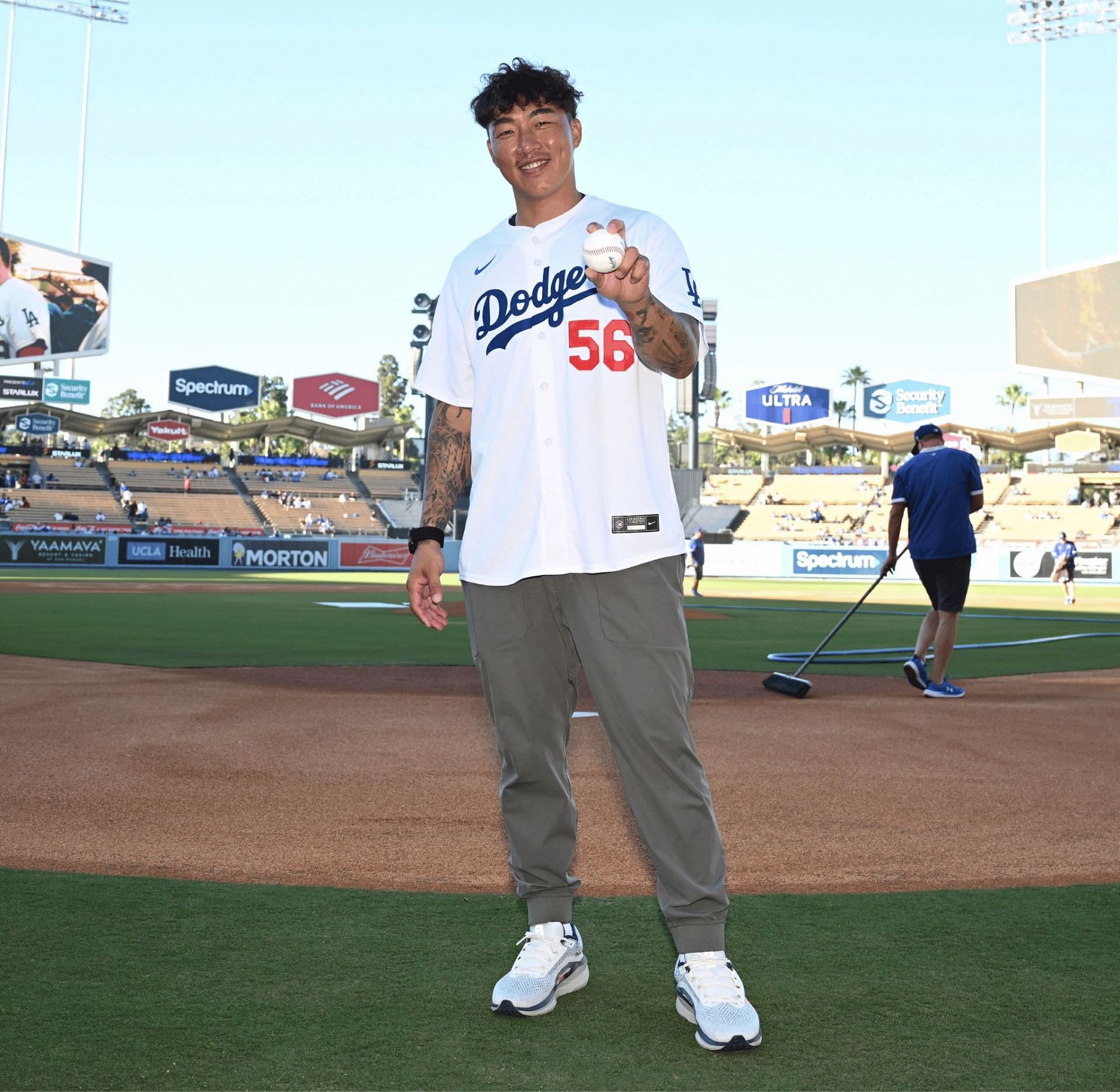 Hong-Chih Kuo was all smiles in his return to Los Angeles (Image from Dodger Insider&#039;s X)