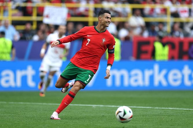 Cristiano Ronaldo gives up on chance to set new record as he unselfishly gifts goal to Bruno Fernandes during Portugal vs Turkey