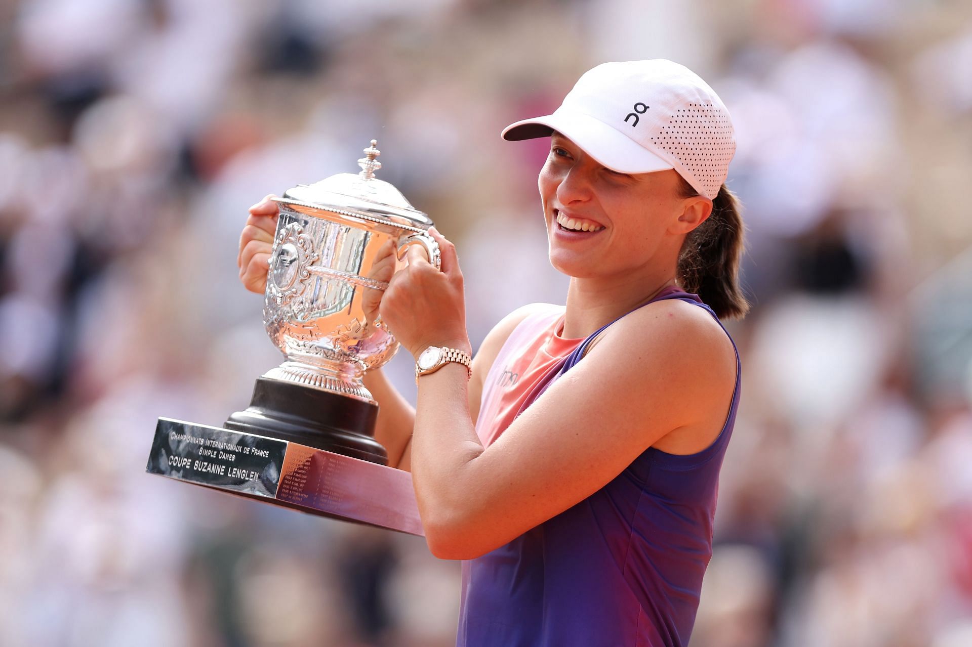 Iga Swiatek with the 2024 French Open trophy.