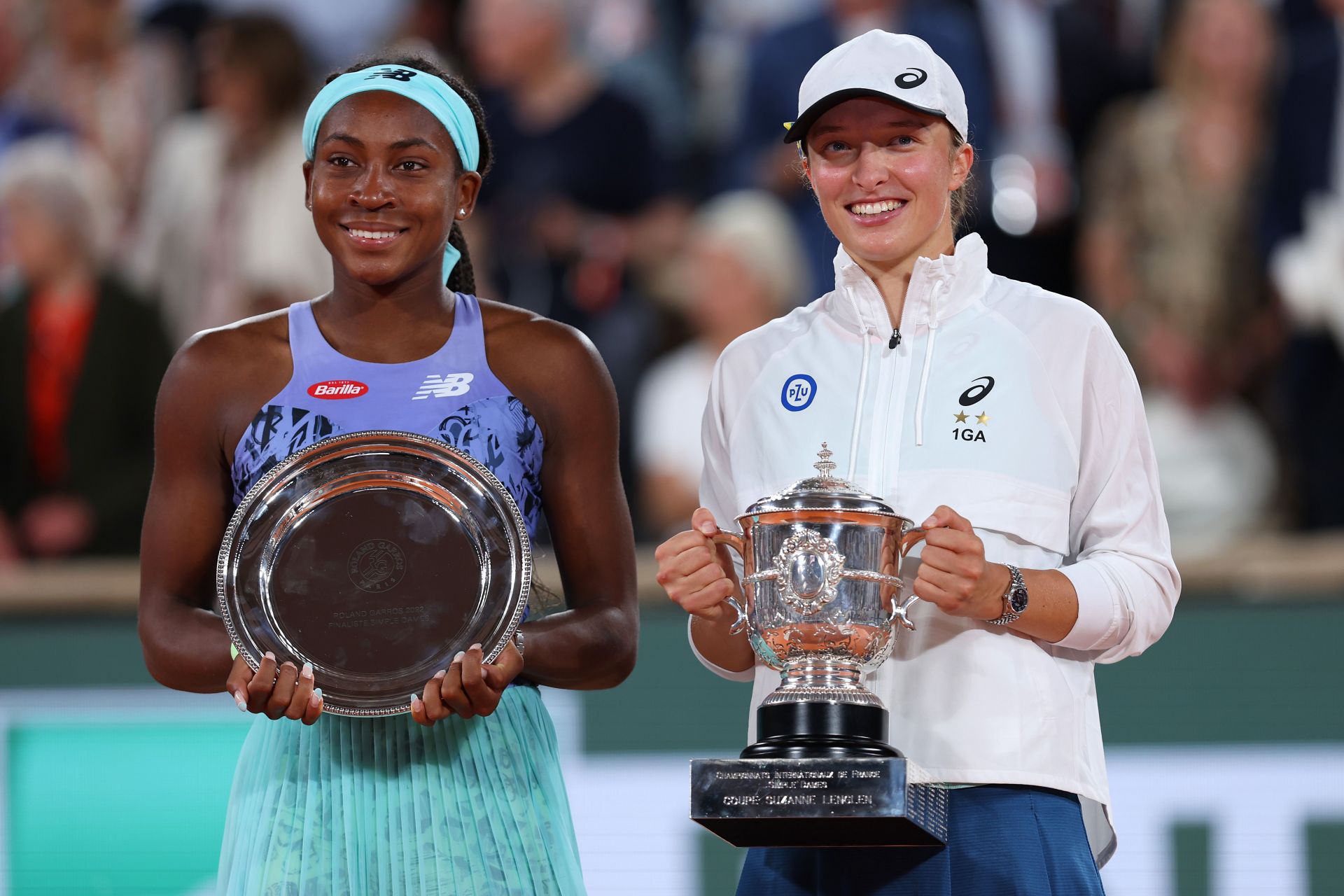 Coco Gauff (L) and Iga Swiatek (R) during the 2022 French Open women&#039;s singles final trophy presentation ceremony