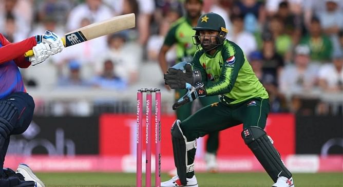 “You just sacked him away from a role he was performing so effectively” – Rashid Latif blasts Pakistan for dropping Mohammad Rizwan as wicketkeeper