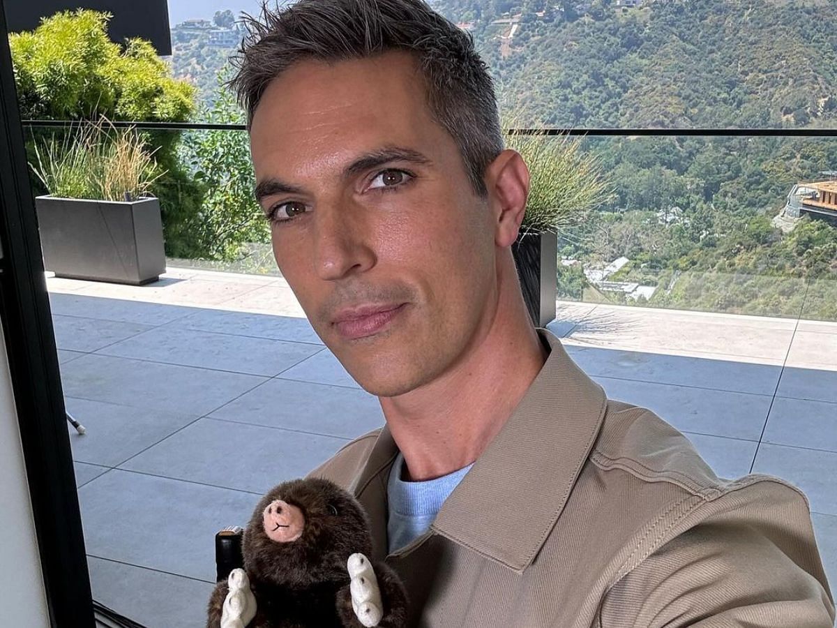 Host Ari Shapiro from The Mole season 2 (Image via Instagram/@arishapiro)