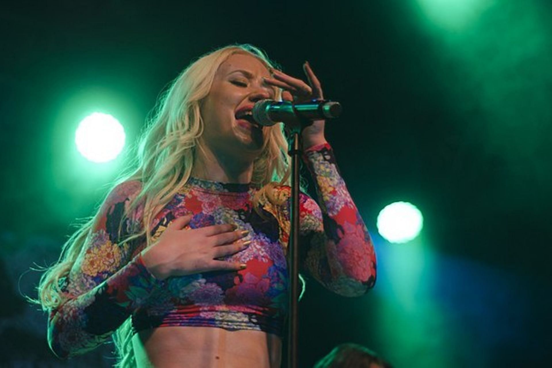 Iggy Azalea with the bandana print dress. (Wikimedia Commons)