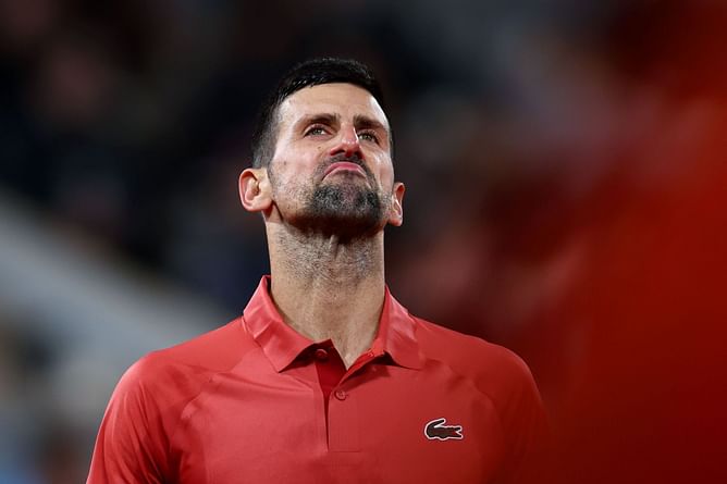 "Asking so much after waiting 20 hours?" - Novak Djokovic gets into argument with chair umpire at French Open over lack of clean-up