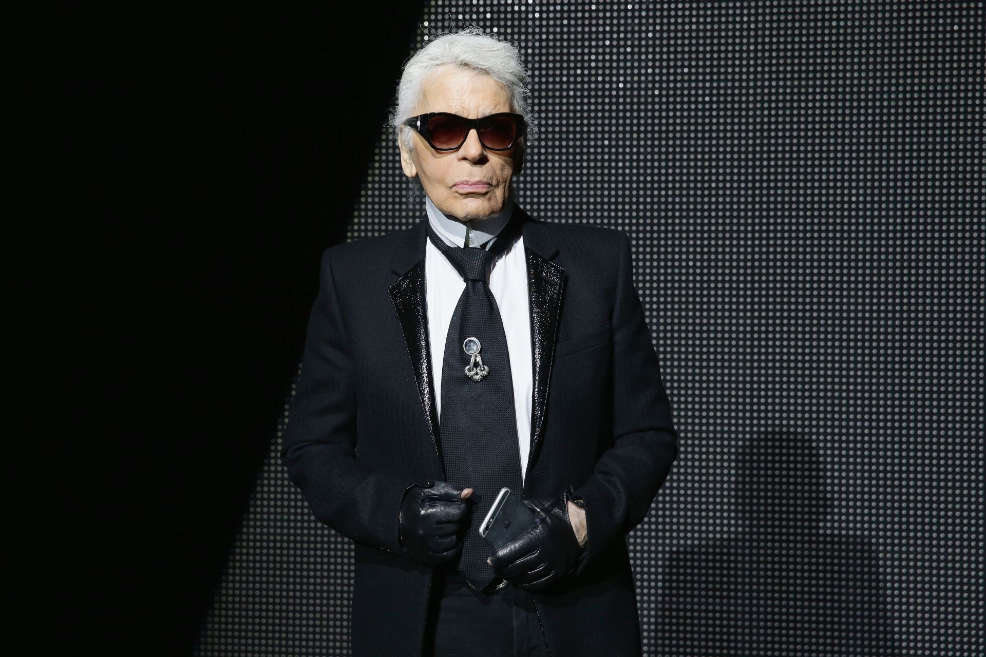 Karl Lagerfeld at Paris Fashion Week (Image via Vittorio Zunino Celotto/Getty Images)