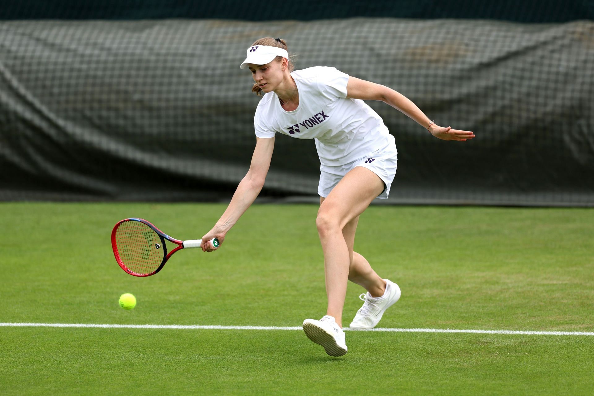 Rybakina at the 2024 Wimbledon. (Photo: Getty)