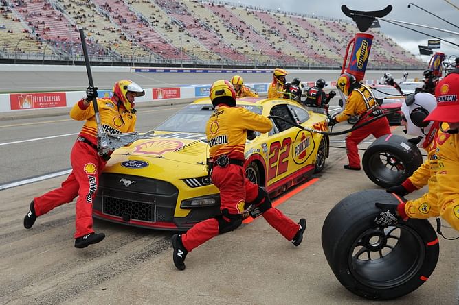 What is the average NASCAR pit stop time compared to F1? All you need to know