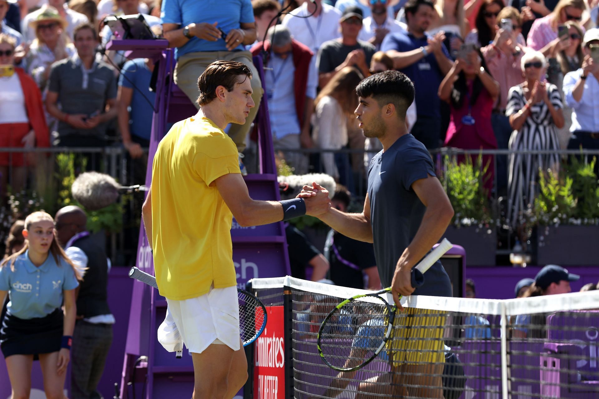 Jack Draper (L) shakes hands with Carlos Alcaraz after beating him at the 2024 Queen&#039;s Club Championships (Image Source: Getty)