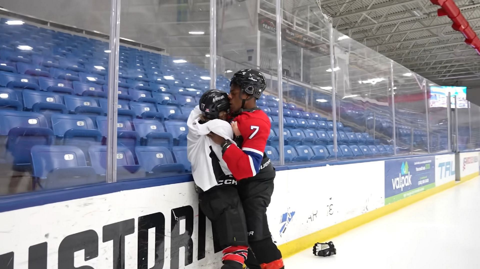 Darren goes 1v1 with an ice hockey player (Image via YouTube)