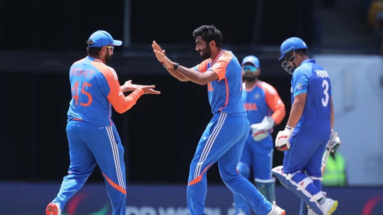 रोहित शर्मा के साथ विकेट का जश्न मनाते हुए जसप्रीत बुमराह (Photo Courtesy: Getty Images)