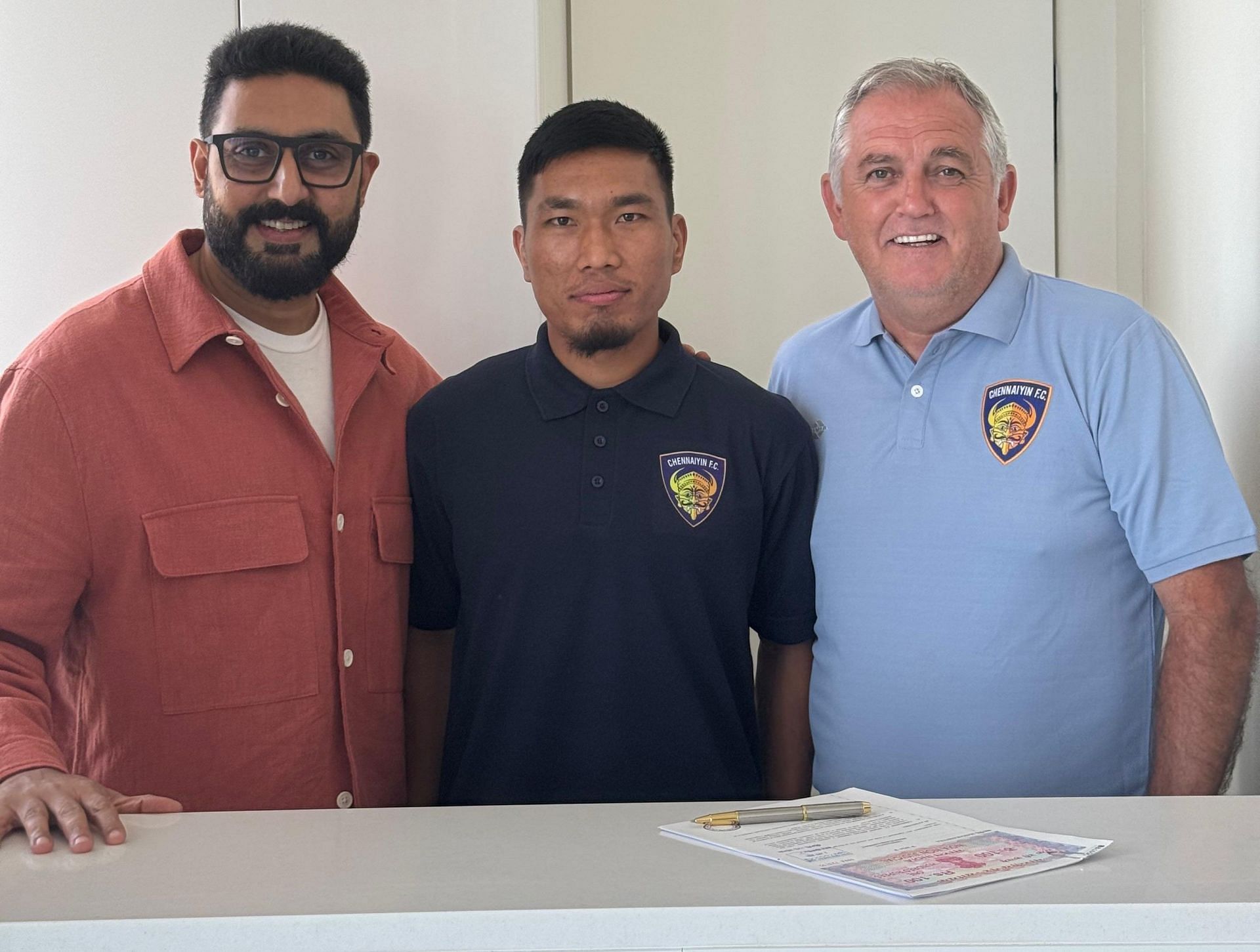 Chennaiyin FC defender PC Laldinpuia poses along with co-owner Abhishek Bachchan (L), and head coach Owen Coyle (R). Picture Credits: Chennaiyin FC.