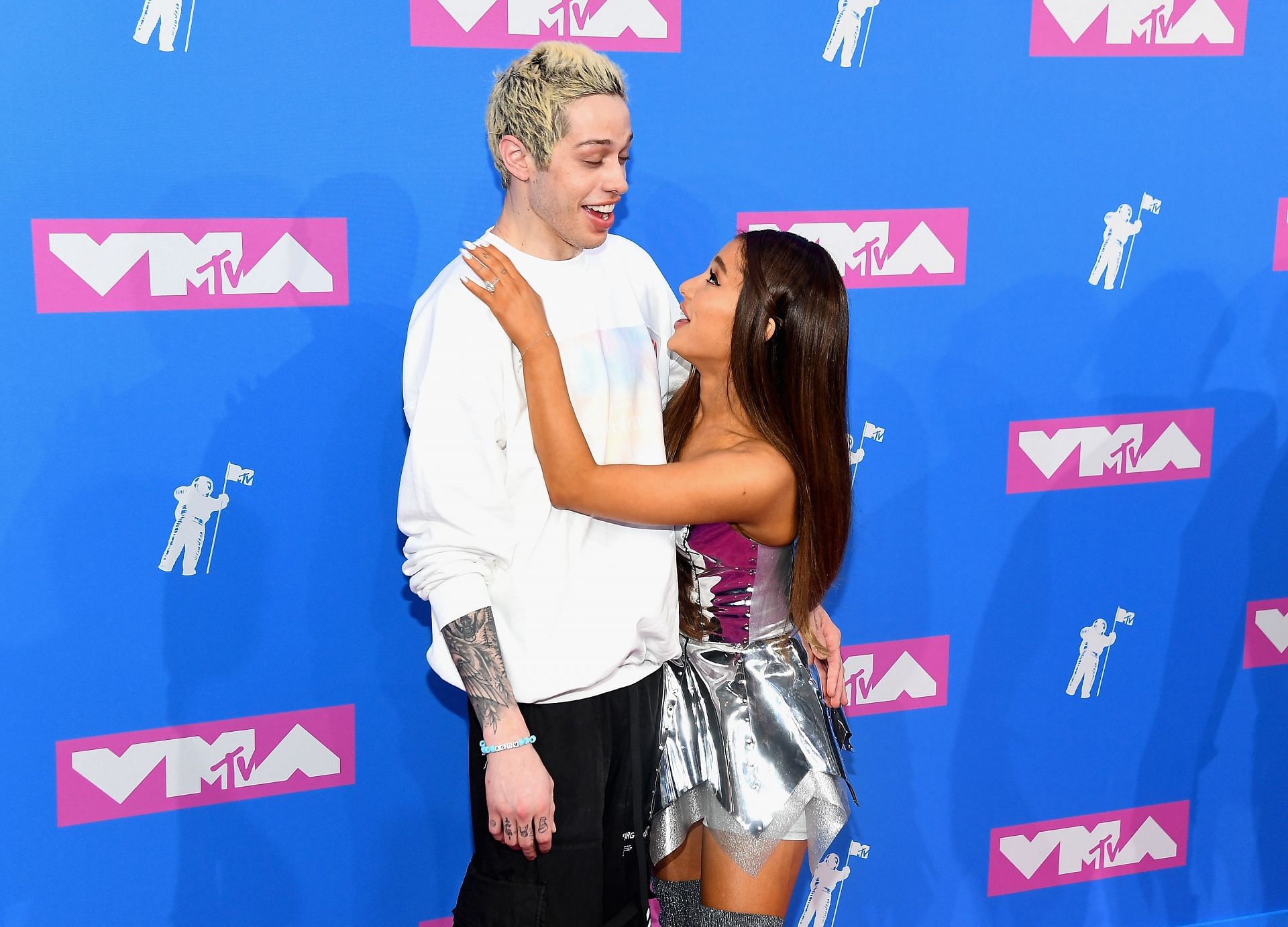 Grand and Pete Davidson in the 2018 MTV Video Music Awards - Arrivals (Image via Getty/Nicholas Hunt)