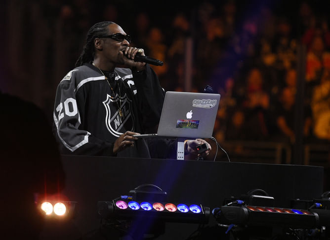 Snoop Dogg wears Canadiens legend Chris Nilan's Habs jersey during Montreal show; also meets with enforcer Georges Laraque