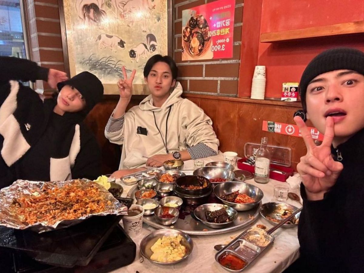 Mingyu, Jungkook, and Cha Eun Woo having dinner together (Image via Instagram/@min9yu_k)