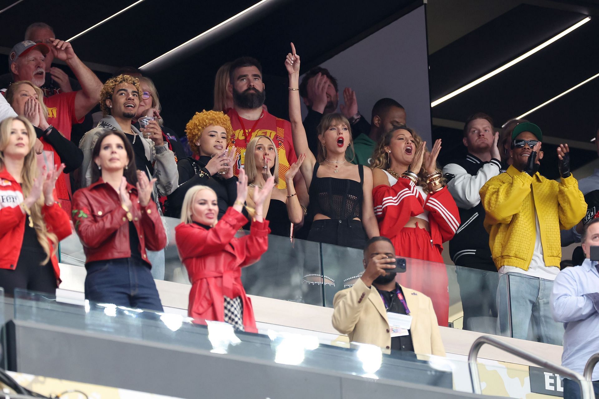 Swift at a Chiefs&#039; game with Blake Lively and other friends (image via Getty)