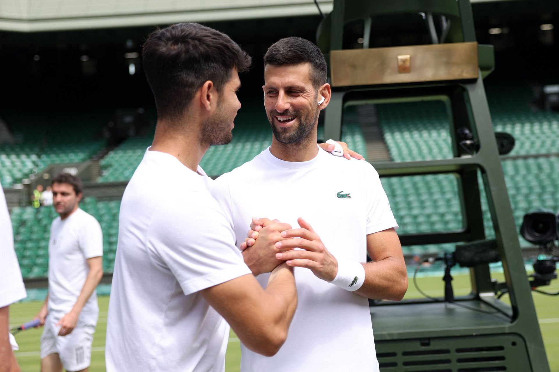 Carlos Alcaraz (L) and Novak Djokovic (R)