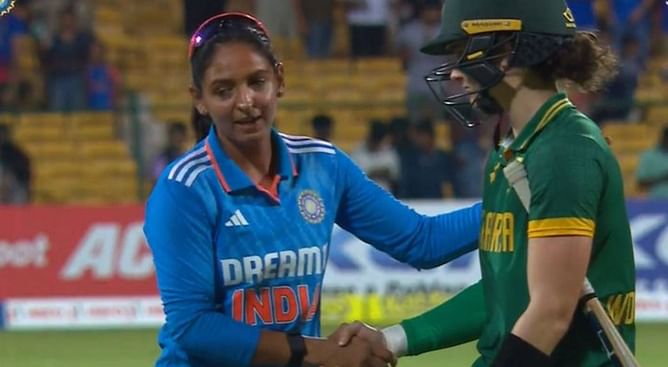 [Watch] Harmanpreet Kaur applauds Laura Wolvaardt after her valiant 135* ends in a losing cause during INDW vs SAW 2nd ODI