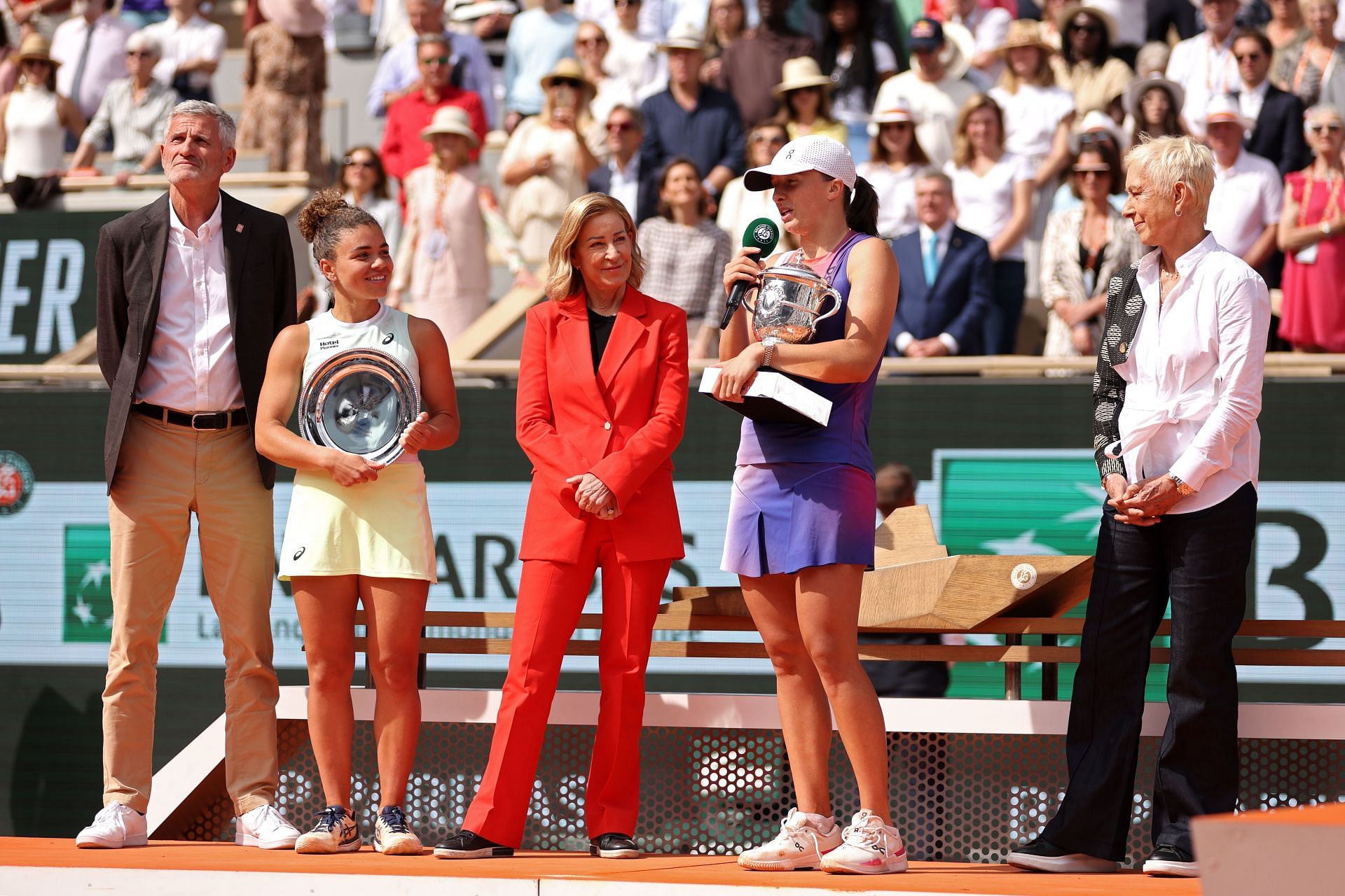 Iga Swiatek speaks during the French Open trophy presentation