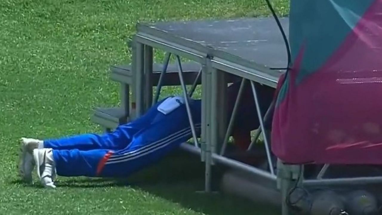 स्टेज के अंदर घुसे विराट कोहली (Photo Courtesy: ICC)                               