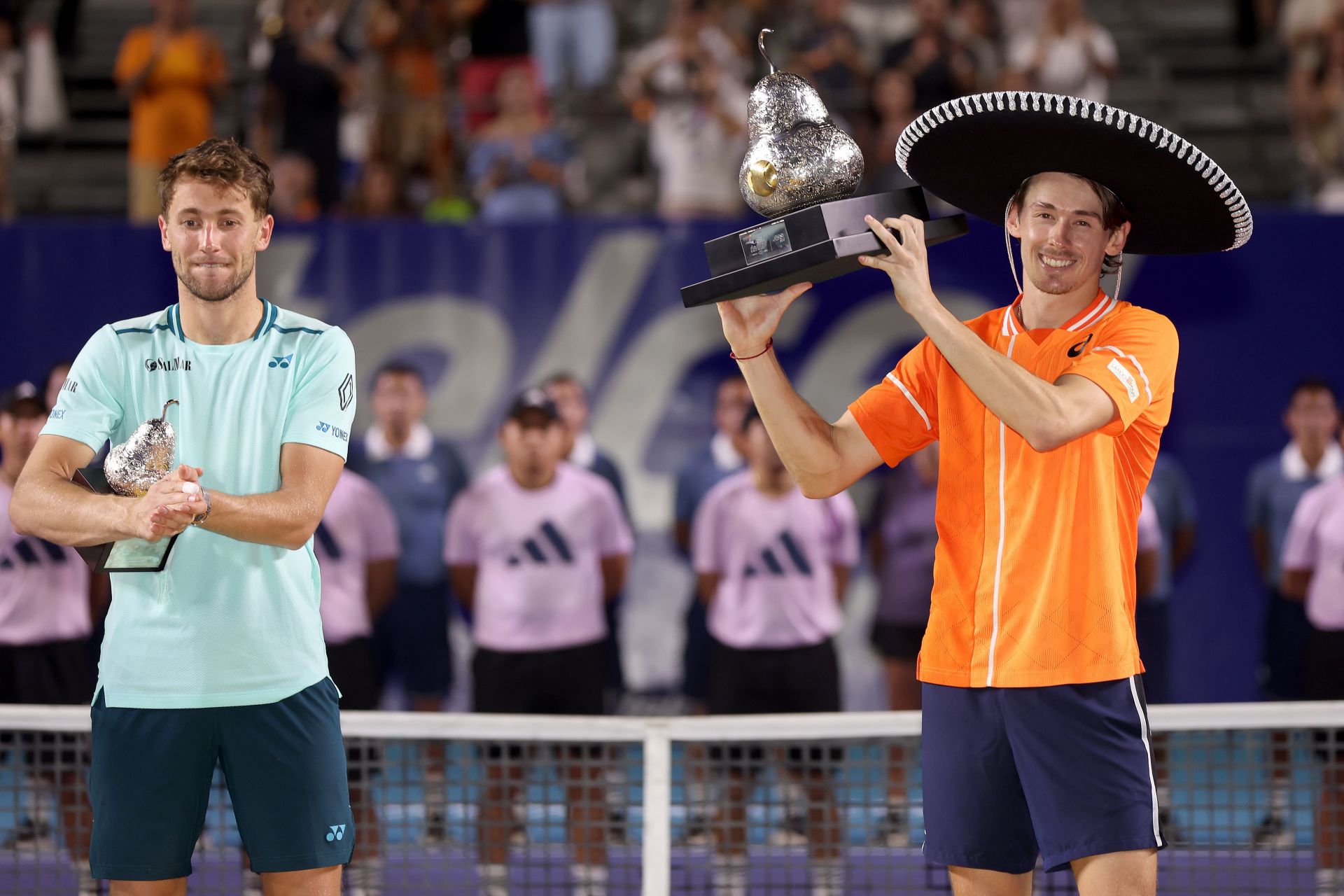 Alex de Minaur poses with the 2024 Acapulco Open trophy