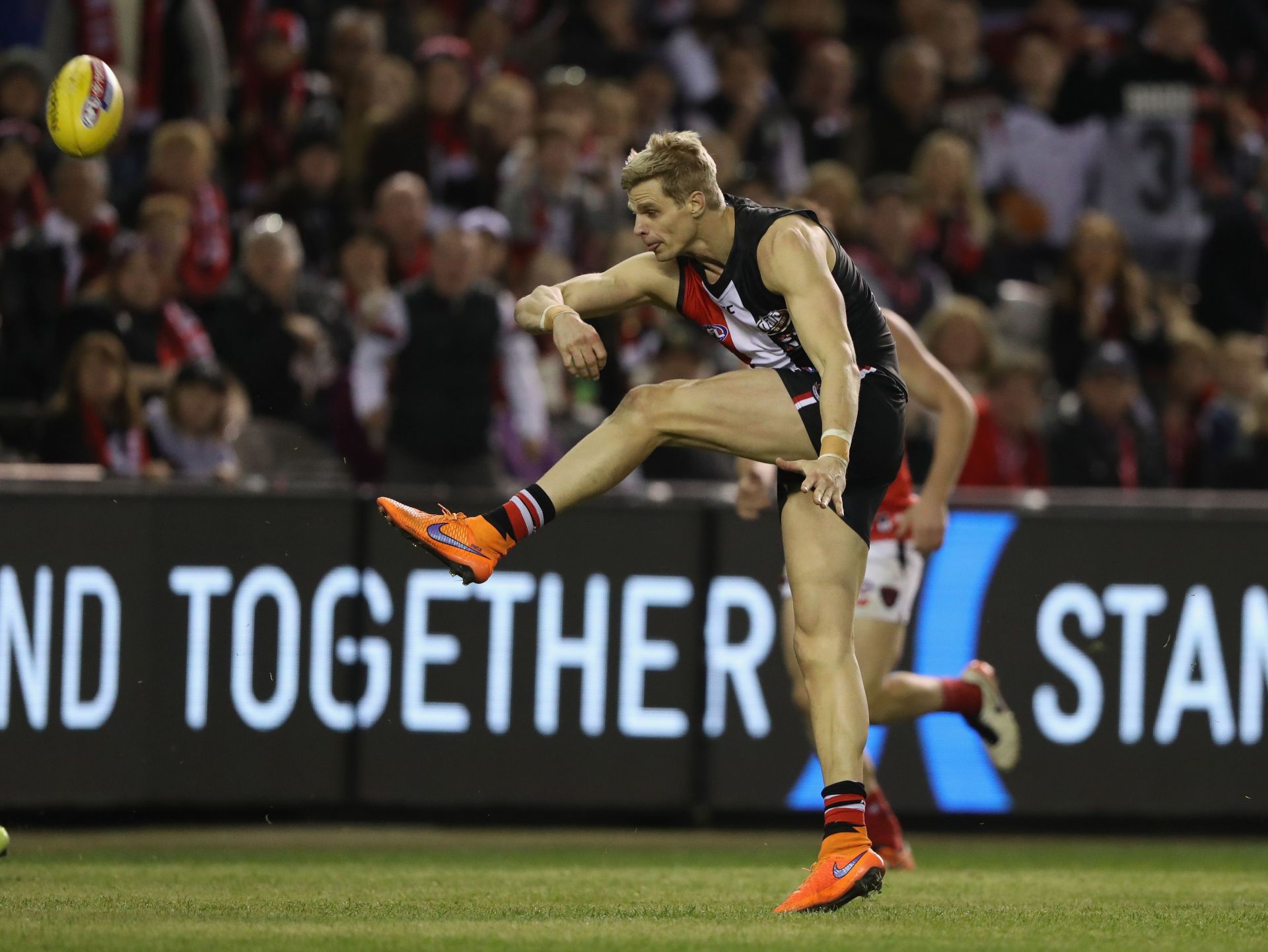 Nick Riewoldt kicks a goal