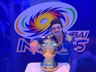 Quinton de Kock with the IPL 2020 trophy (Image Credits: Quinton de Kock's Instagram)