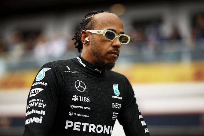 "They are lying and trying to cover their tracks": Fans react to Mercedes director dismissing claims of Lewis Hamilton being disadvantaged at the team
