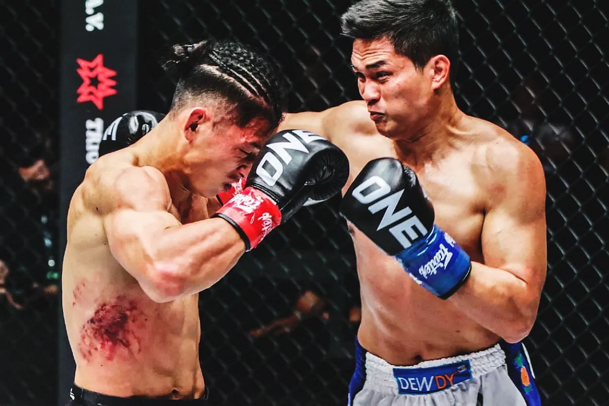 Petchtanong (right) battled Hiroki Akimoto in a high-octane bout in 2022. [Photo via: ONE Championship]