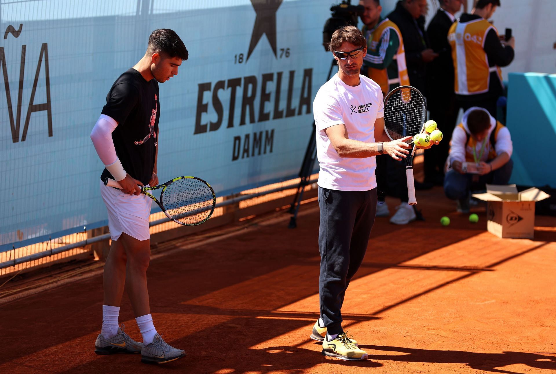 Carlos Alcaraz (L) and Juan Carlos Ferrero (R) during a practice session at the 2024 Madrid Open