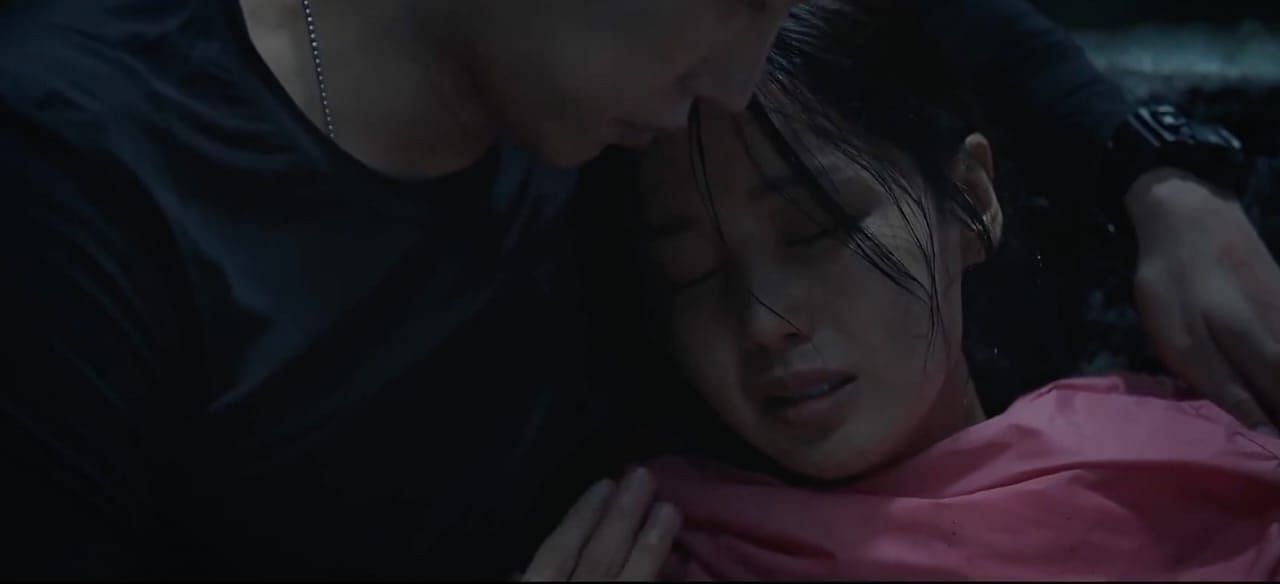  Lloyd takes care of Baek Young-ok (Image via Viki)