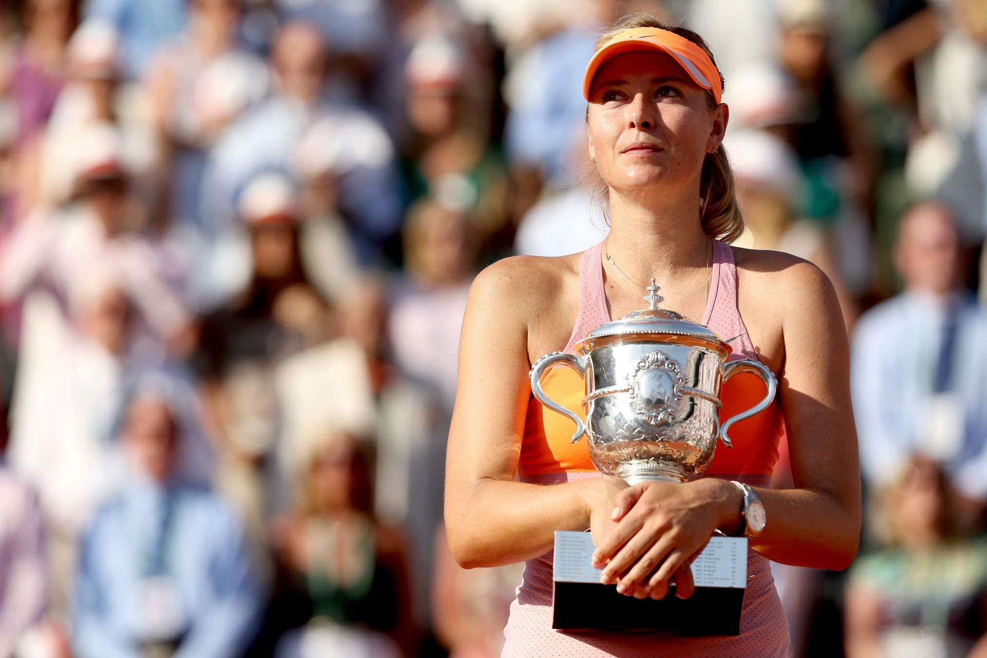 Sharapova poses with the 2014 French Open title