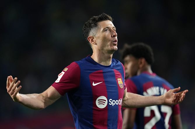 Robert Lewandowski provides blunt response to Fenerbahce transfer links, makes interesting retirement claim