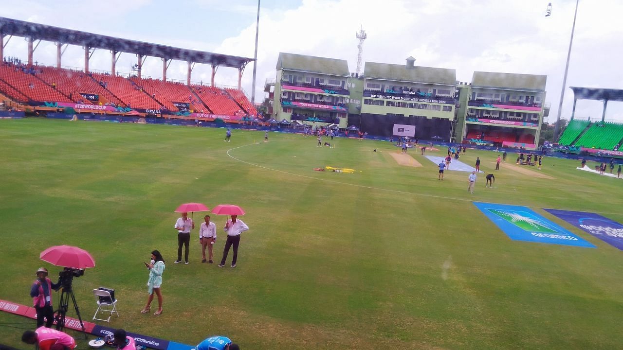 गयाना में टॉस से पहले बारिश शुरू हो गई है (Photo Courtesy: X/@cricbuzz)