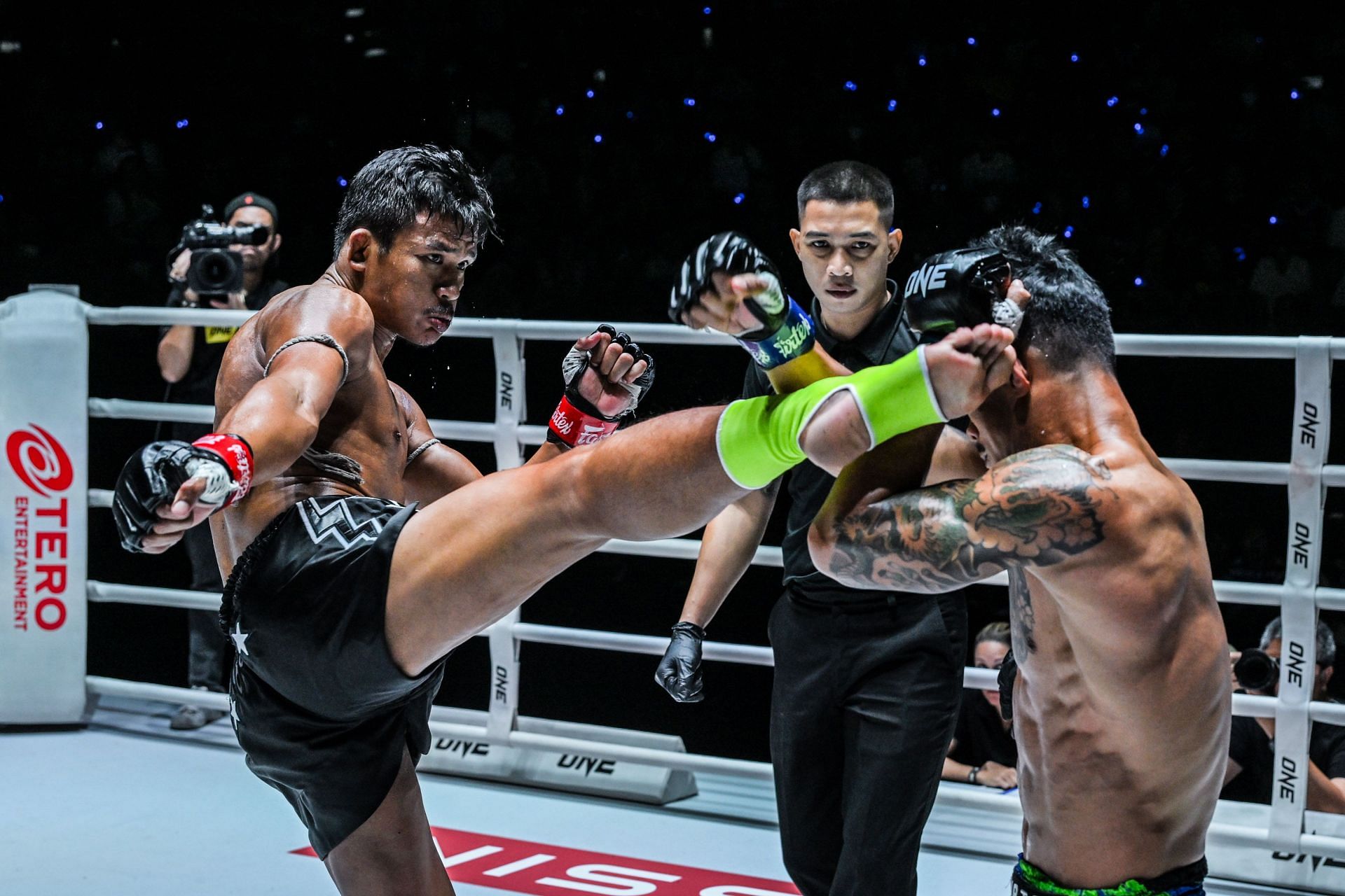 Superlek lands a high kick on Kongthoranee at ONE Friday Fights 68.