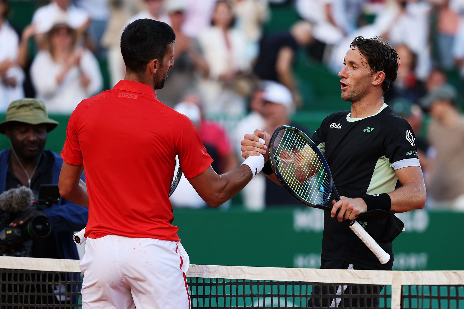 Novak Djokovic and Casper Ruud shake hands. Photo: Getty