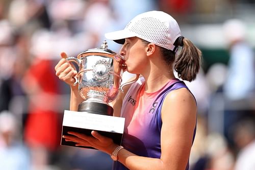 Iga Swiatek with the 2024 French Open trophy.