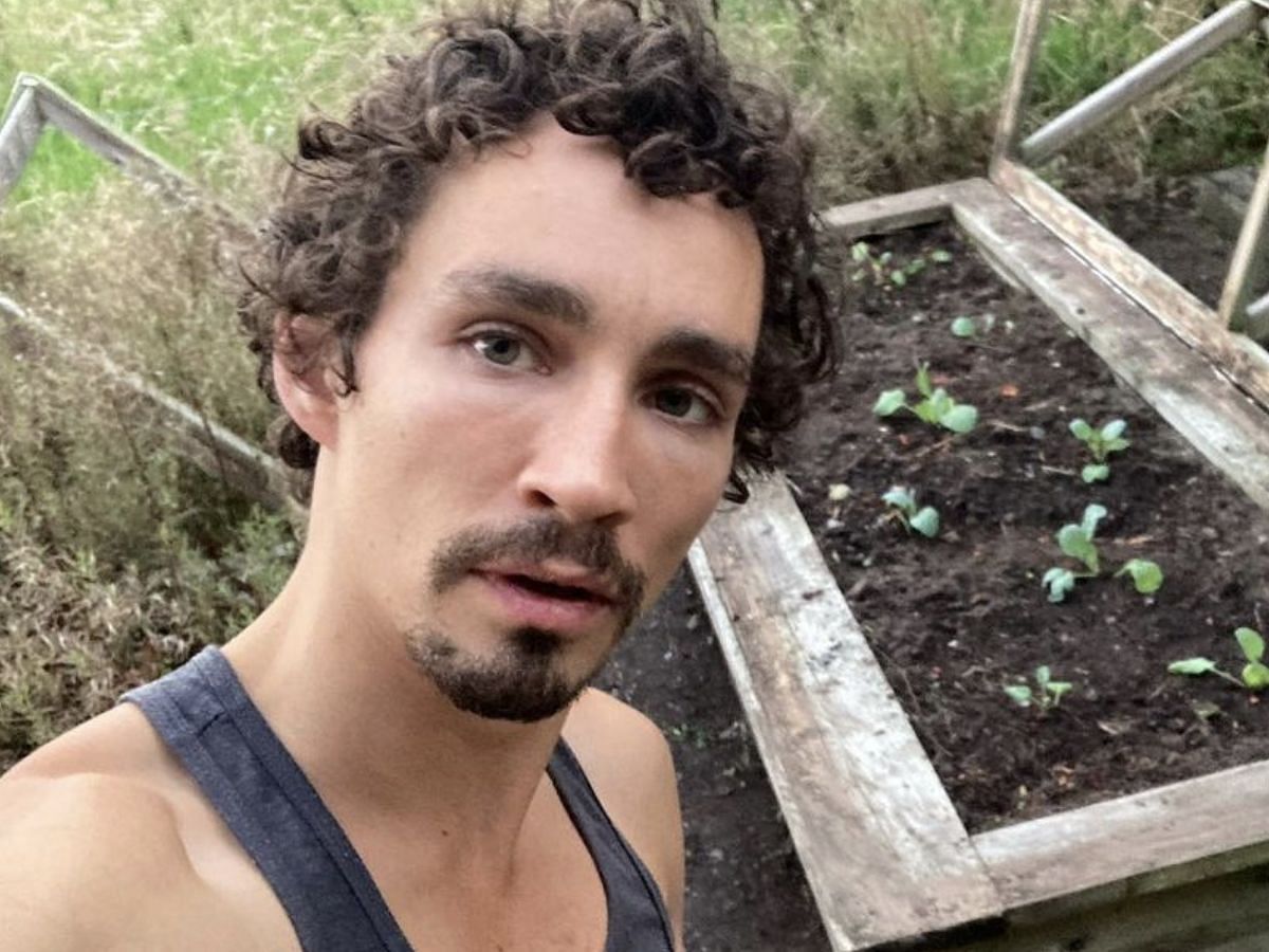 Robert Sheehan (Image via Instagram / rozzymikes)