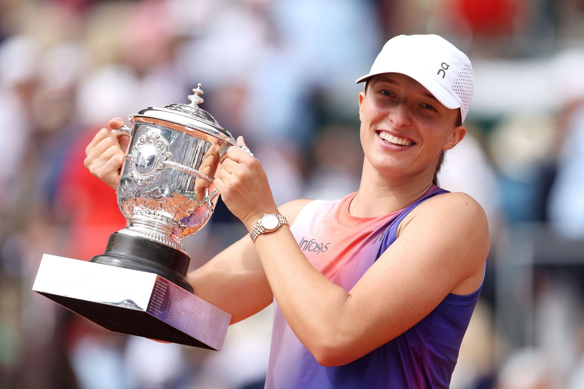 Iga Swiatek poses with the 2024 French Open trophy